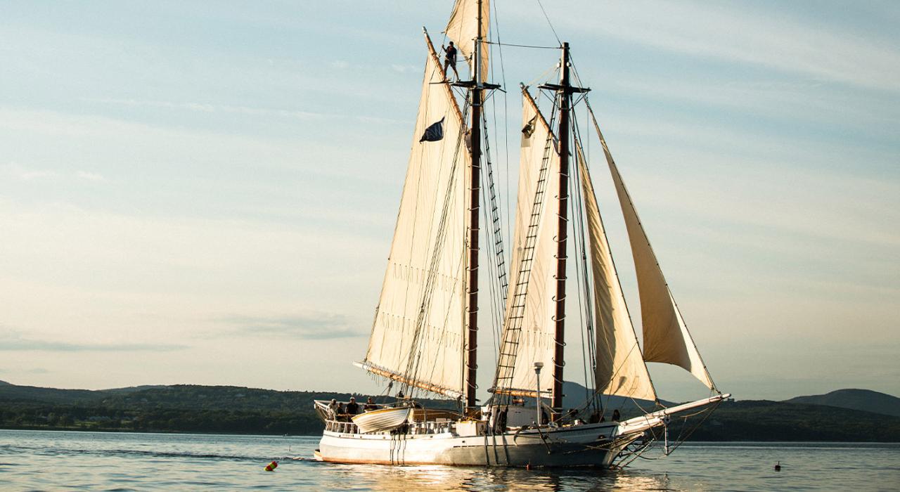 帆船驶离缅因州的 MidCoast 海岸