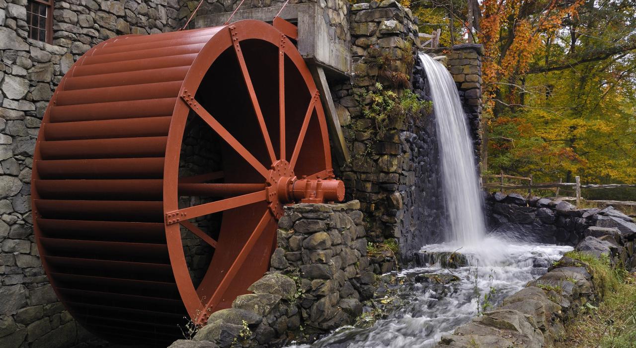 在马萨诸塞州萨德伯里秋色映衬下的 Wayside Inn Grist Mill 磨坊