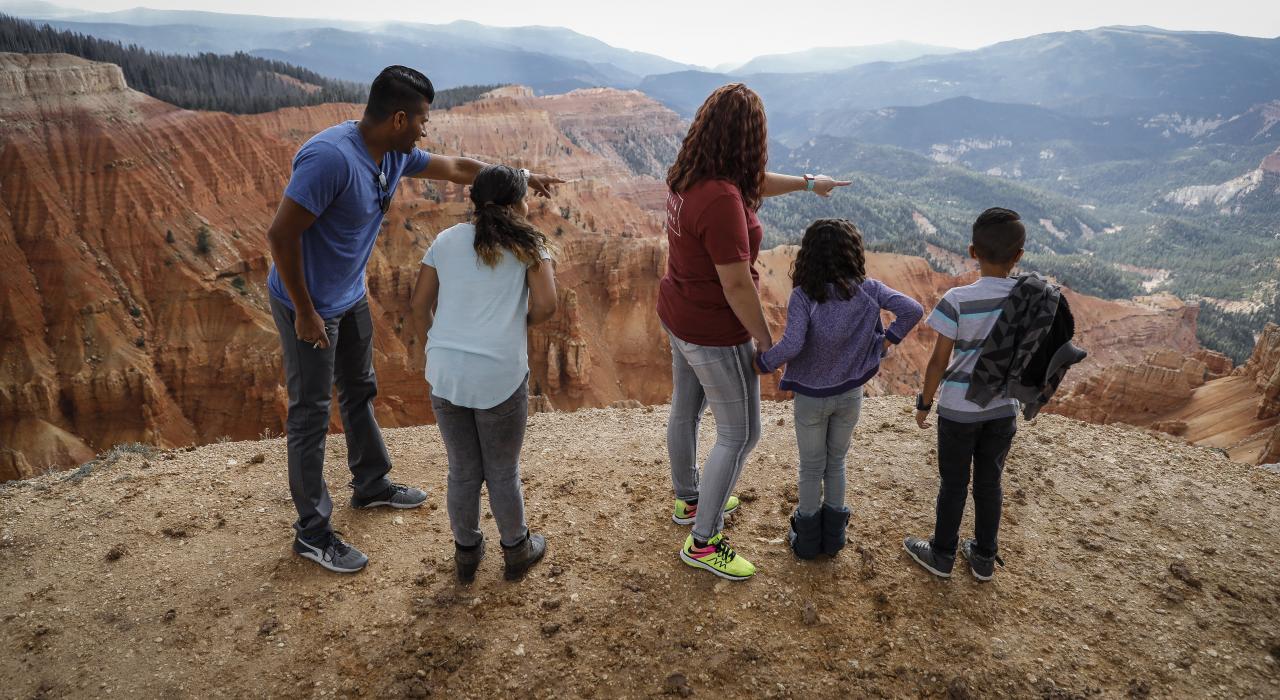 一家人在犹他州锡达布雷克斯国家保护区内欣赏红岩景观