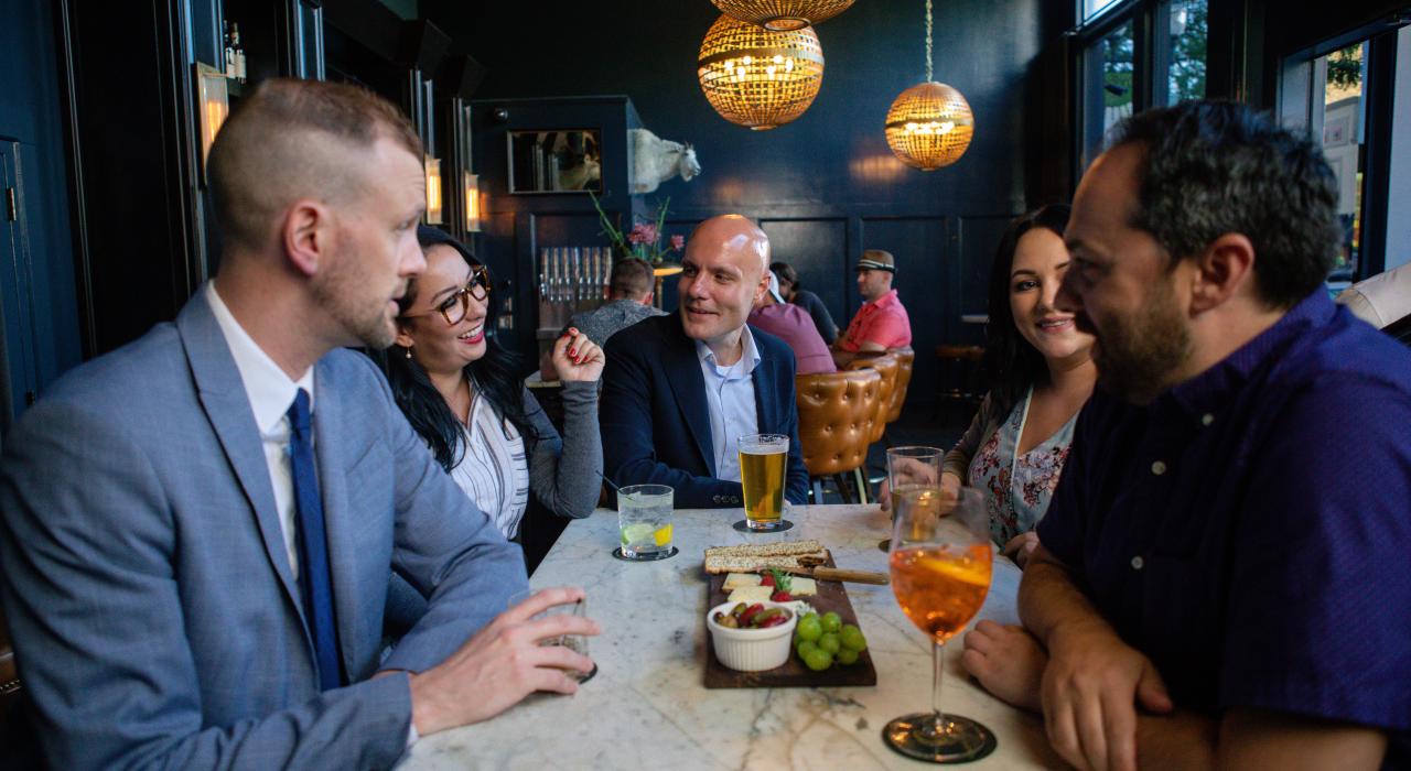 在历史悠久的市中心木匠酒吧品尝美味的果汁和奶酪板