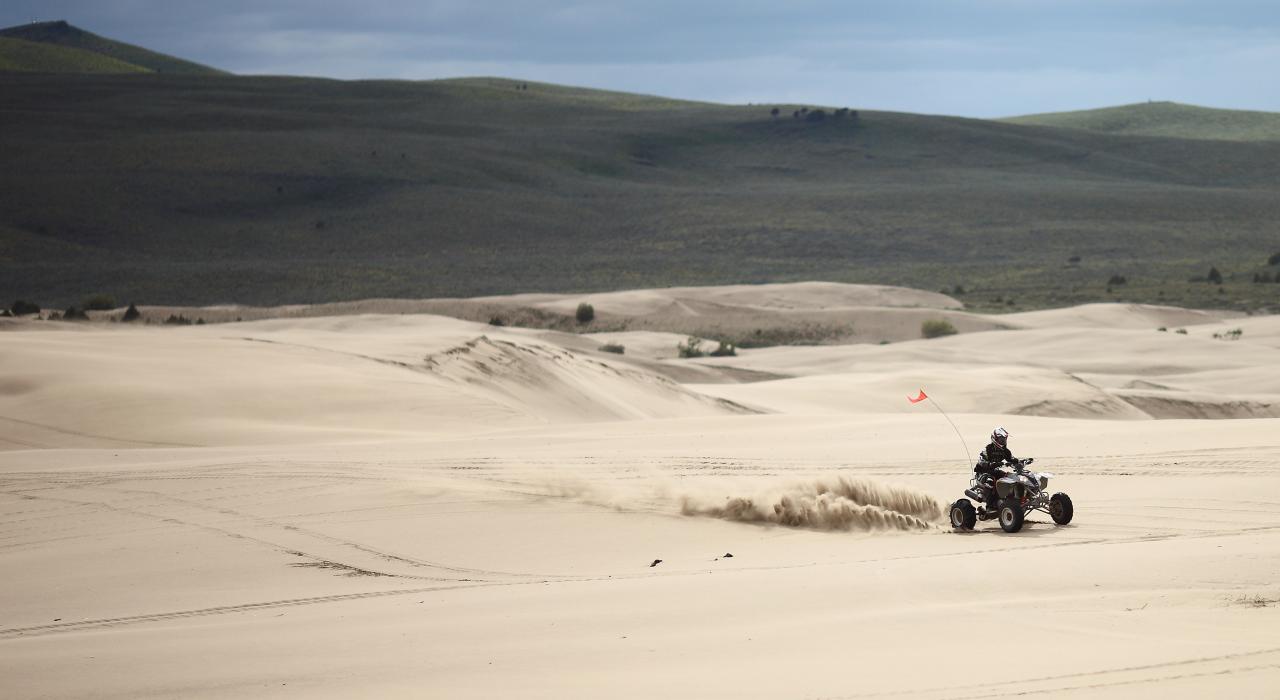 乘坐越野车穿越圣安东尼沙丘