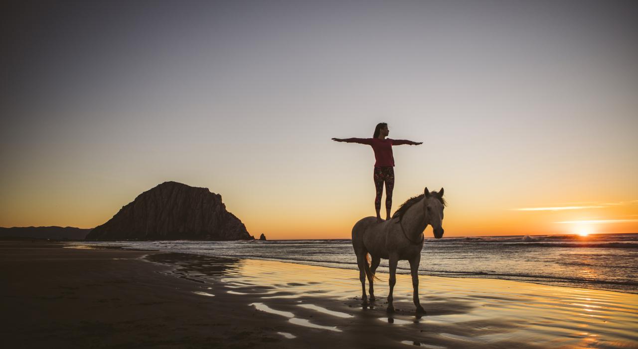 在加利福尼亚州圣路易斯-奥比斯波的莫洛岩石美景映衬下体验马上瑜伽 在加利福尼亚州圣路易斯-奥比斯波的莫洛岩石美景映衬下体验马上瑜伽