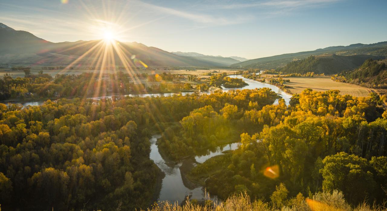 爱达荷州天鹅谷穿梭的河流