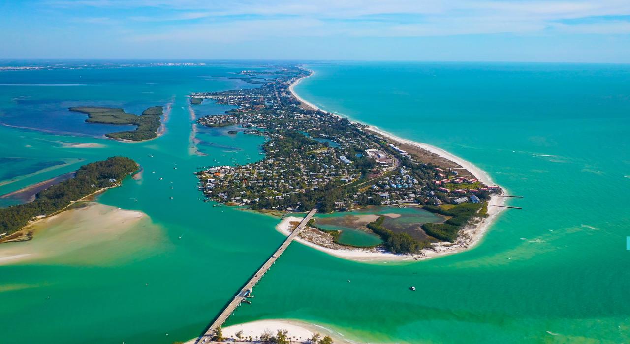 从空中俯瞰迷人的长船礁