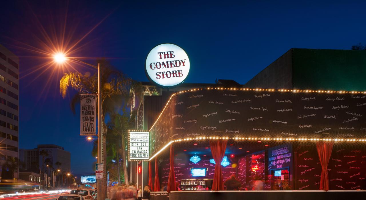 标志性的好莱坞喜剧商店的夜间街景