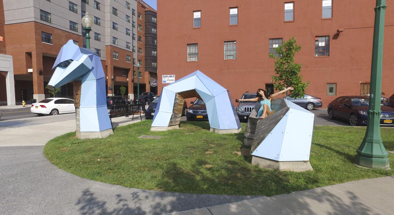 欧若恩多加河滨步道上的龙雕塑