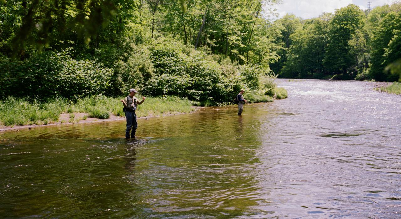Pescando con mosca en un arroyo de montaña en las Catskill Mountains en el estado de Nueva York