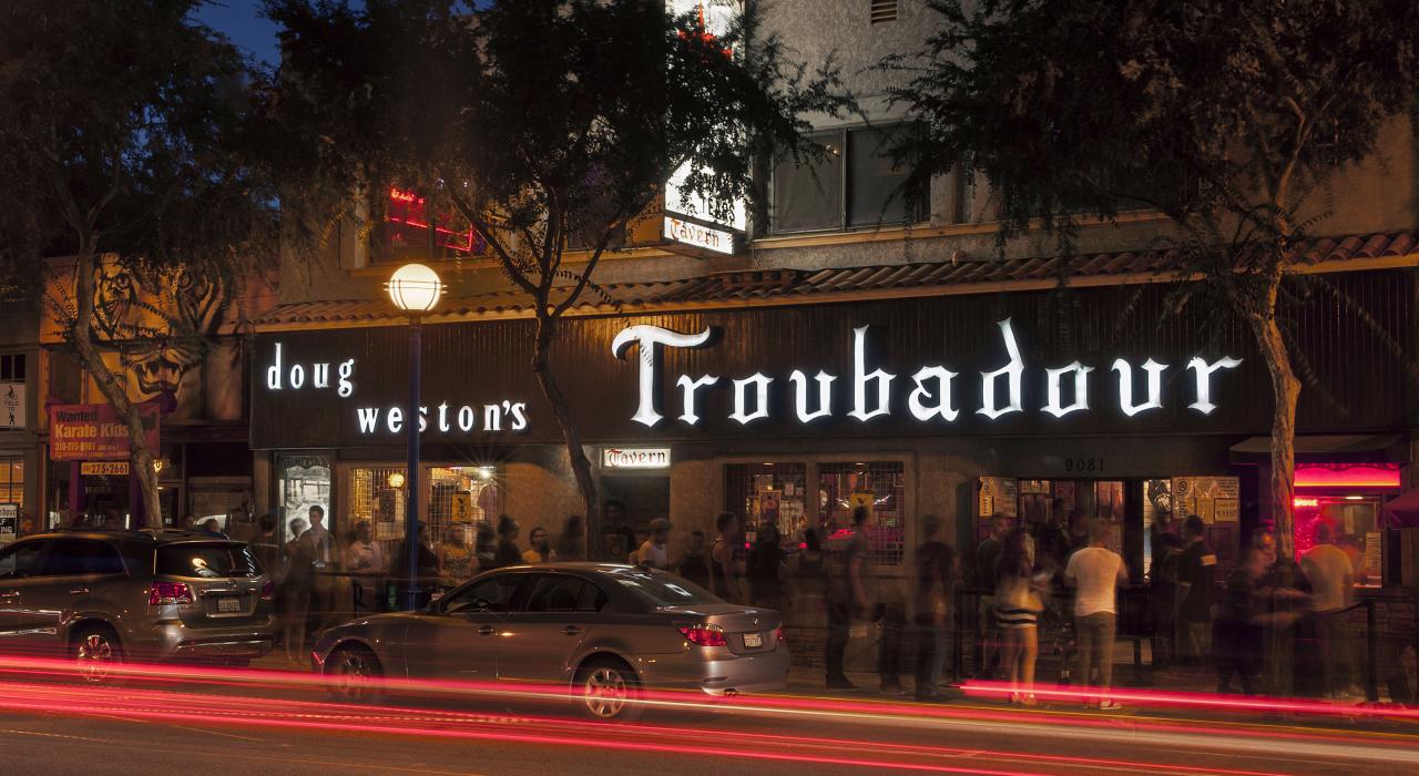 音乐爱好者为了在 Troubadour 俱乐部观看演出排起了长队