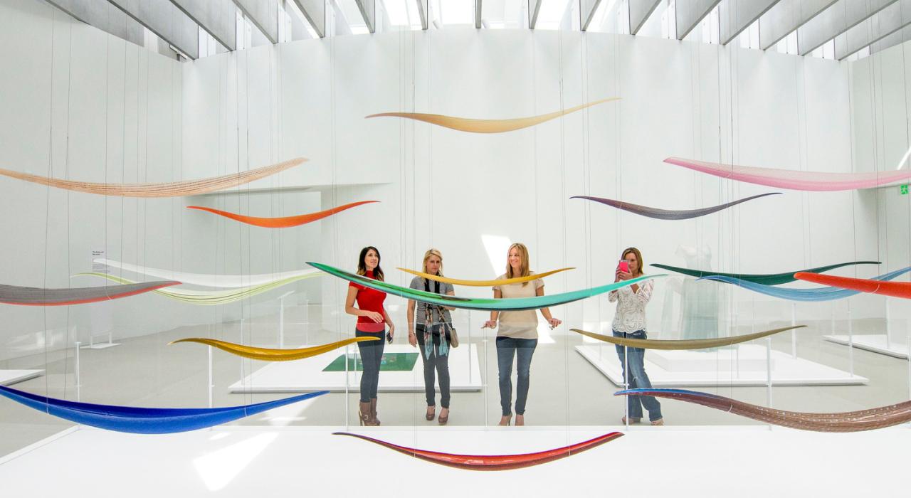 一群女士在参观纽约州手指湖区康宁玻璃博物馆的彩色玻璃