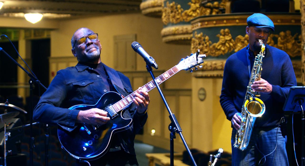 埃里克·埃西克斯在阿拉巴马州伯明翰利里克剧院演出