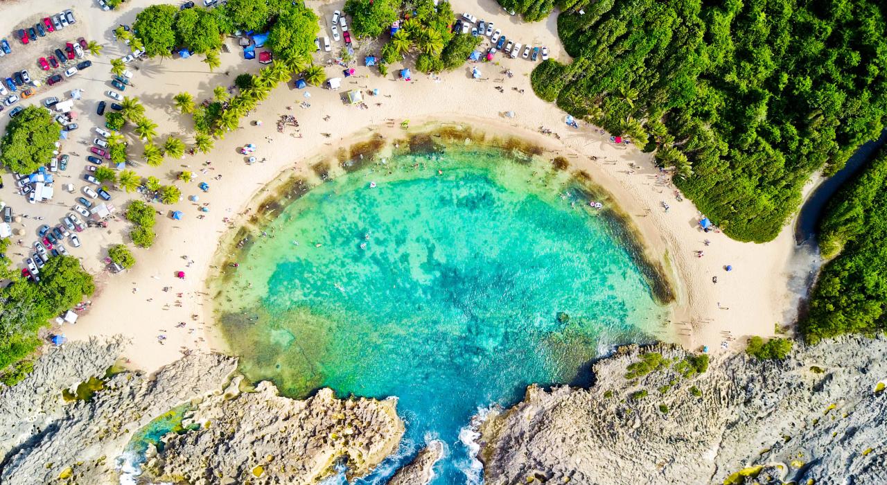 Playa Mar Chiquita 海滩的蔚蓝色水域和纯净沙滩