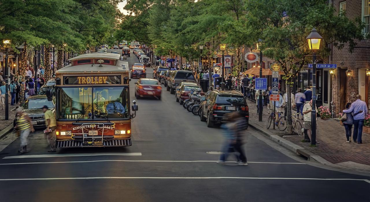 弗吉尼亚州亚历山德里亚熙攘的国王街