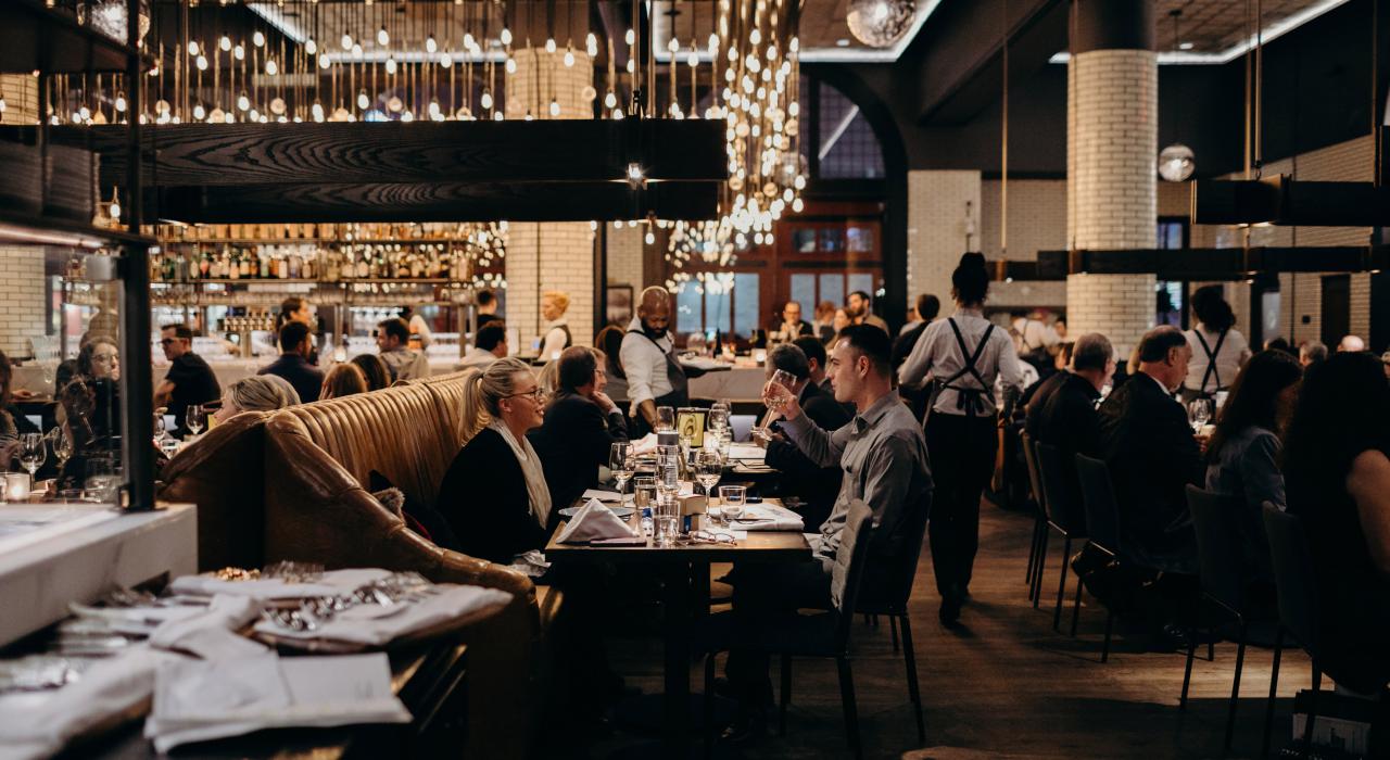 在 The Apparatus Room 餐厅品尝新美式料理