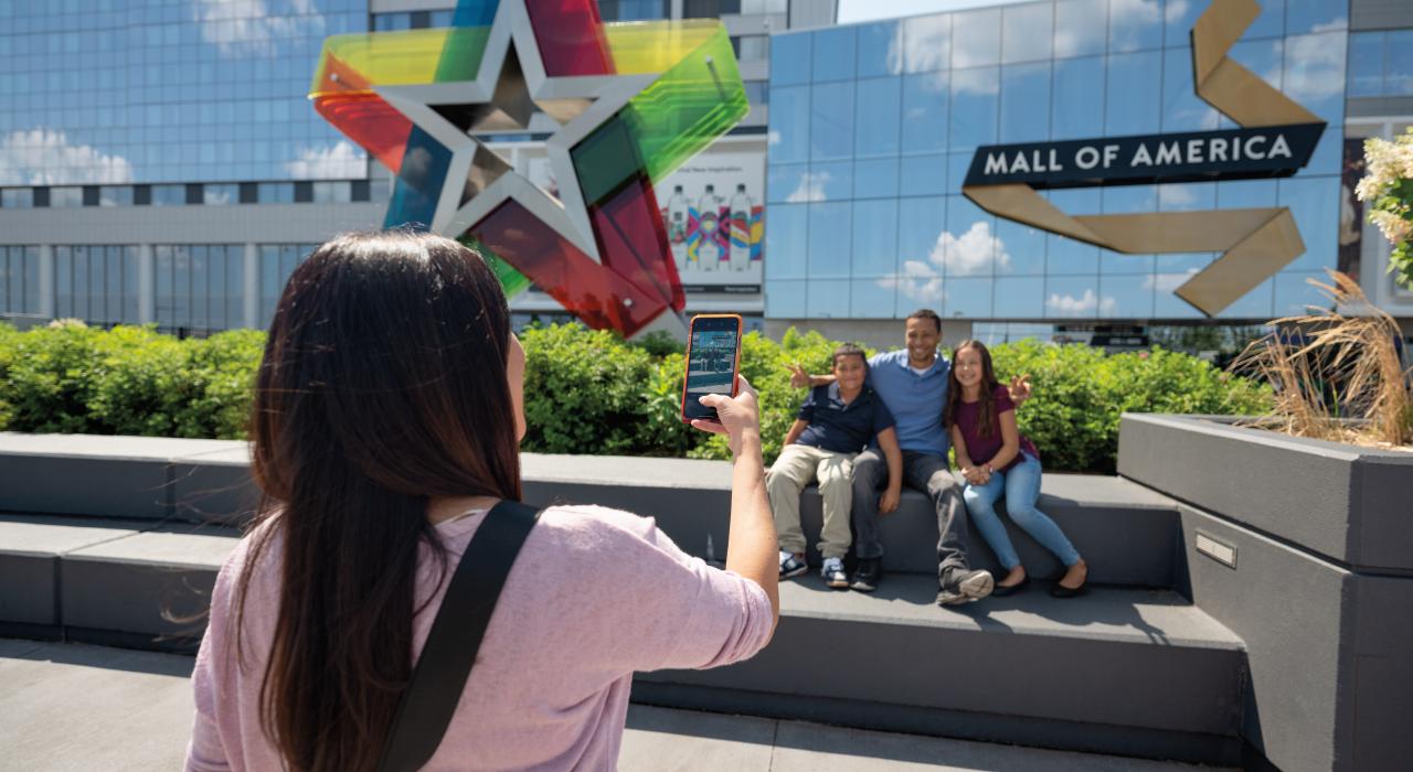 一家人在明尼苏达州布鲁明顿的美国商城外合影