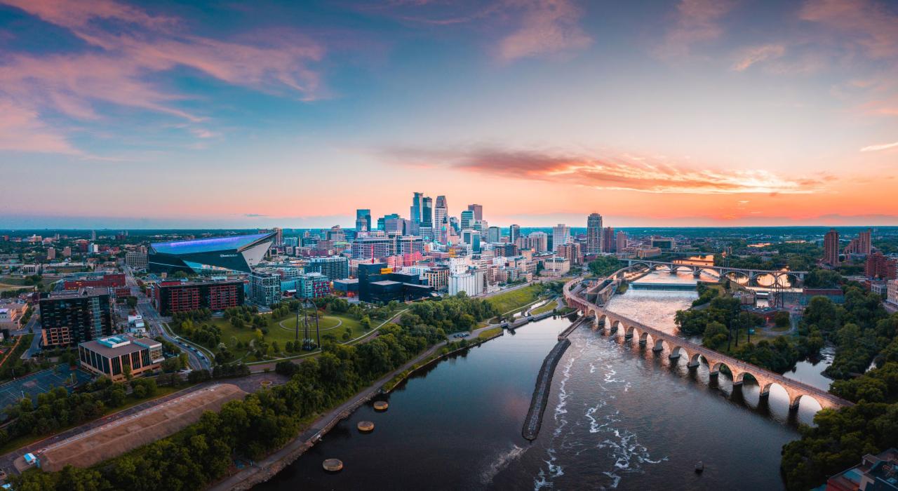 俯瞰密西西比河和明尼苏达州明尼阿波利斯的天际线