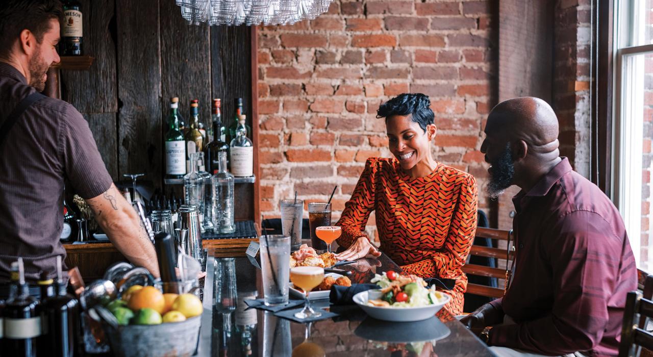 在Gray's on Main 餐馆富有历史感的布置中品尝现代风格的南方美食