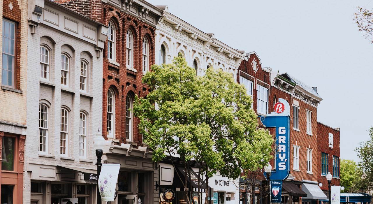 沿着富有悠久历史的主街感受迷人的小镇氛围