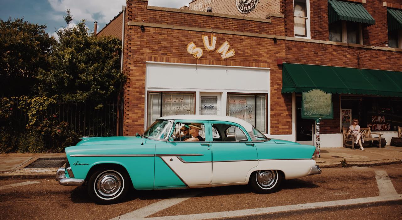 太阳工作室外的老爷车