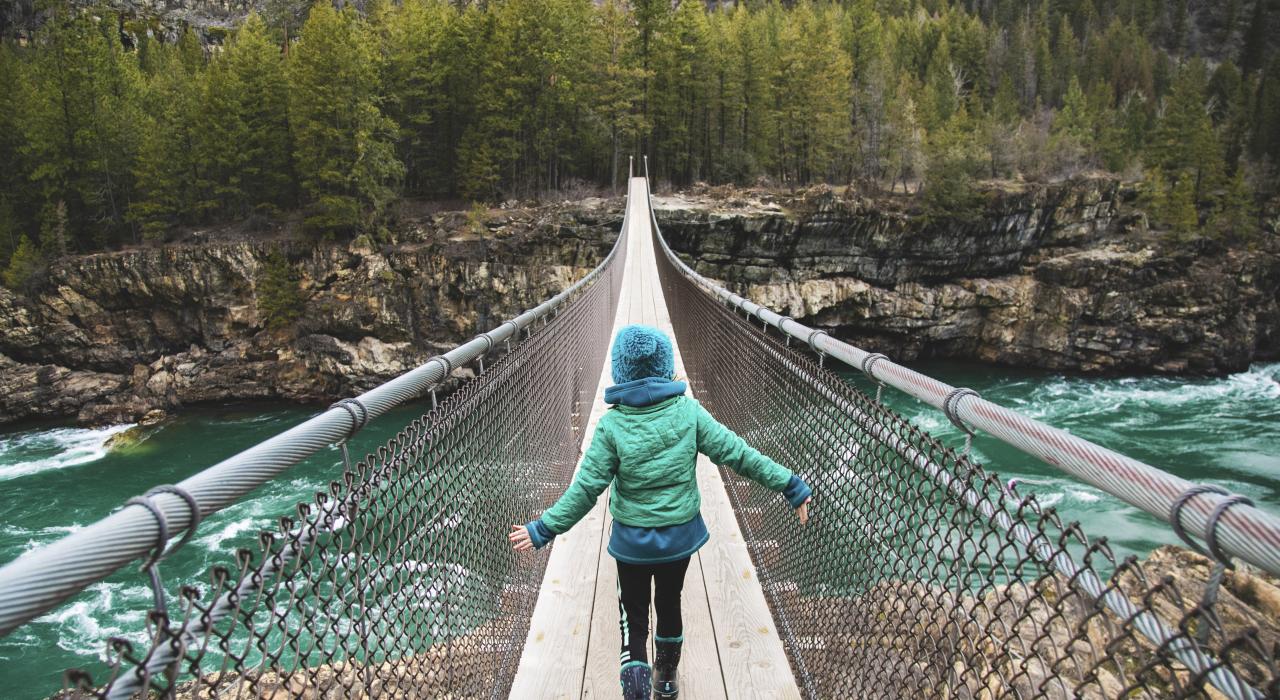 走过利比库特奈瀑布浮桥