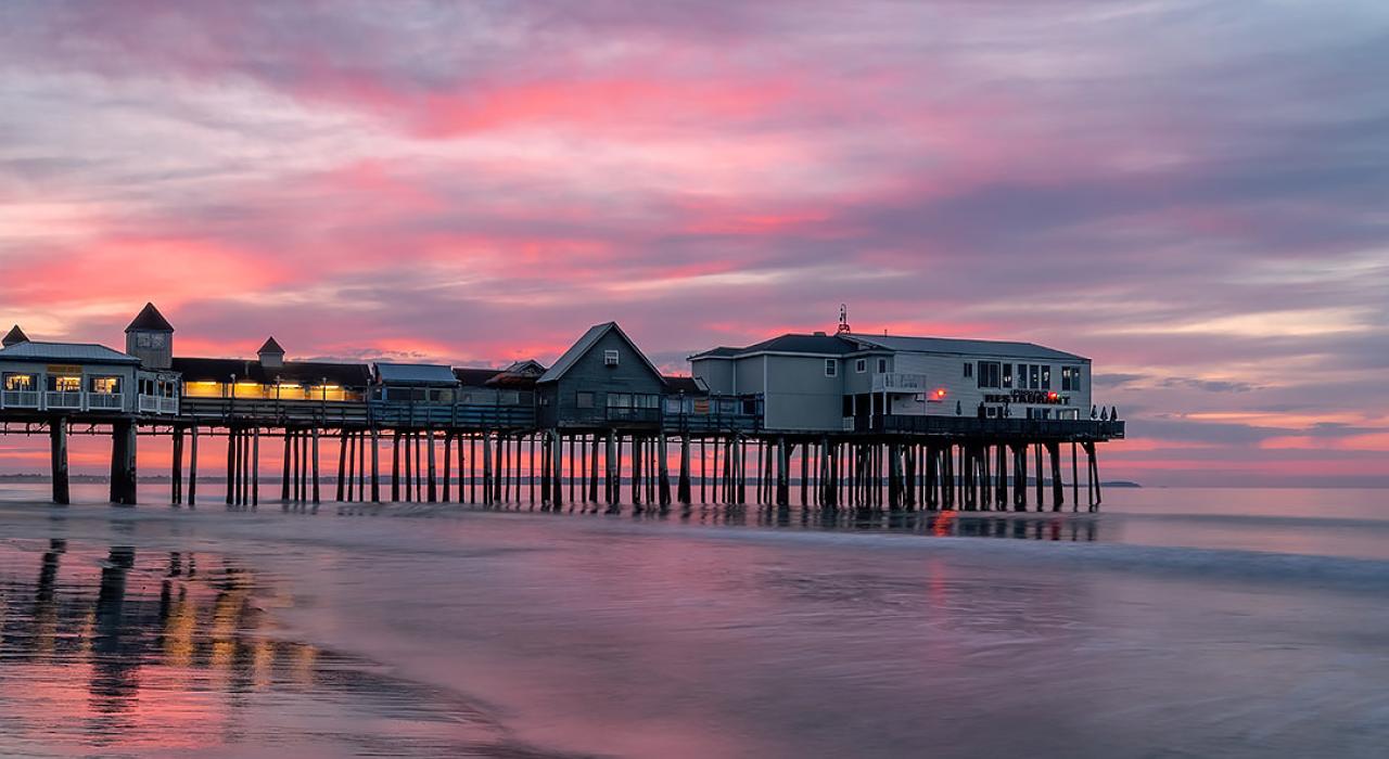 在缅因州老兰花海滩的码头上欣赏大西洋日出美景