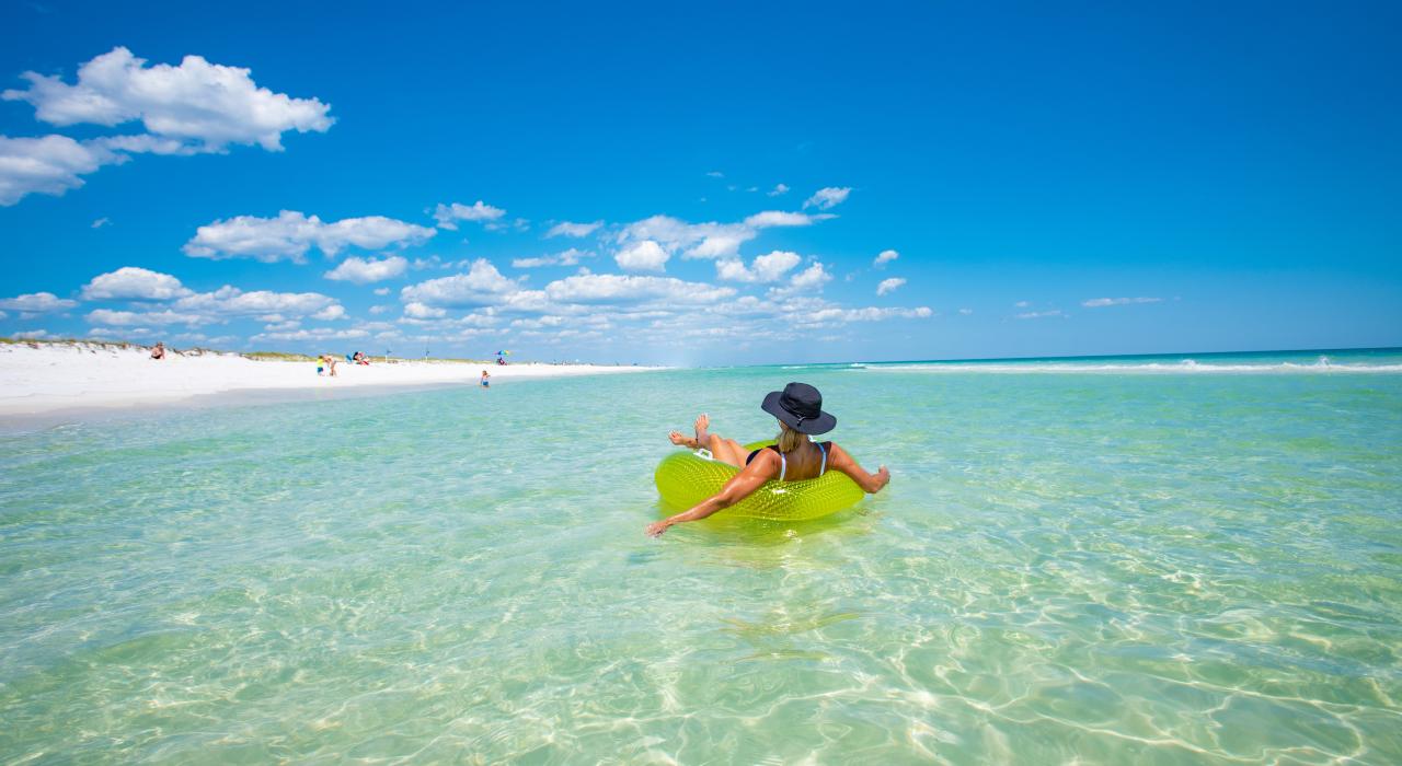 在彭萨科拉海滩悠闲地享受片刻孤独和水的抚慰