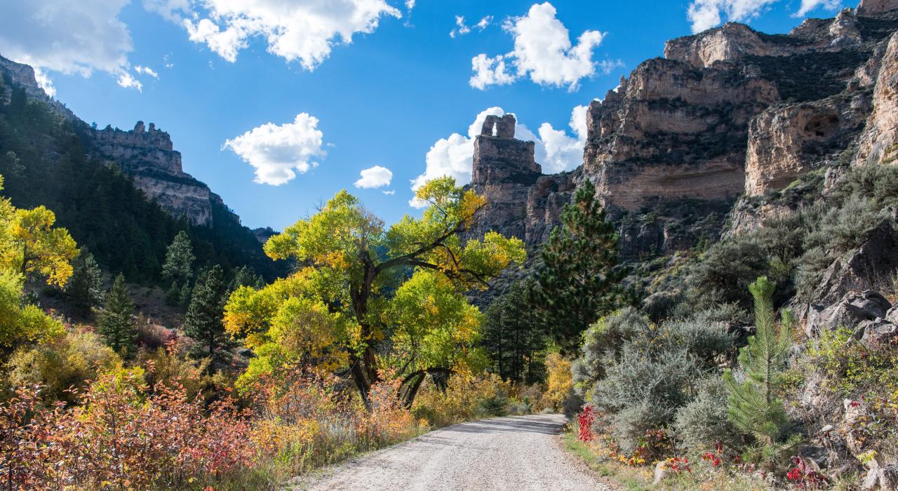 徒步穿越唐河峡谷，欣赏迷人的自然风光