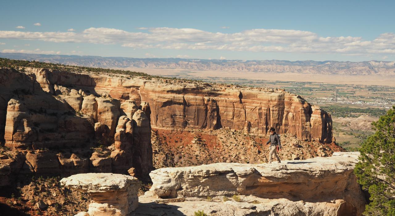 徒步穿越古老岩层