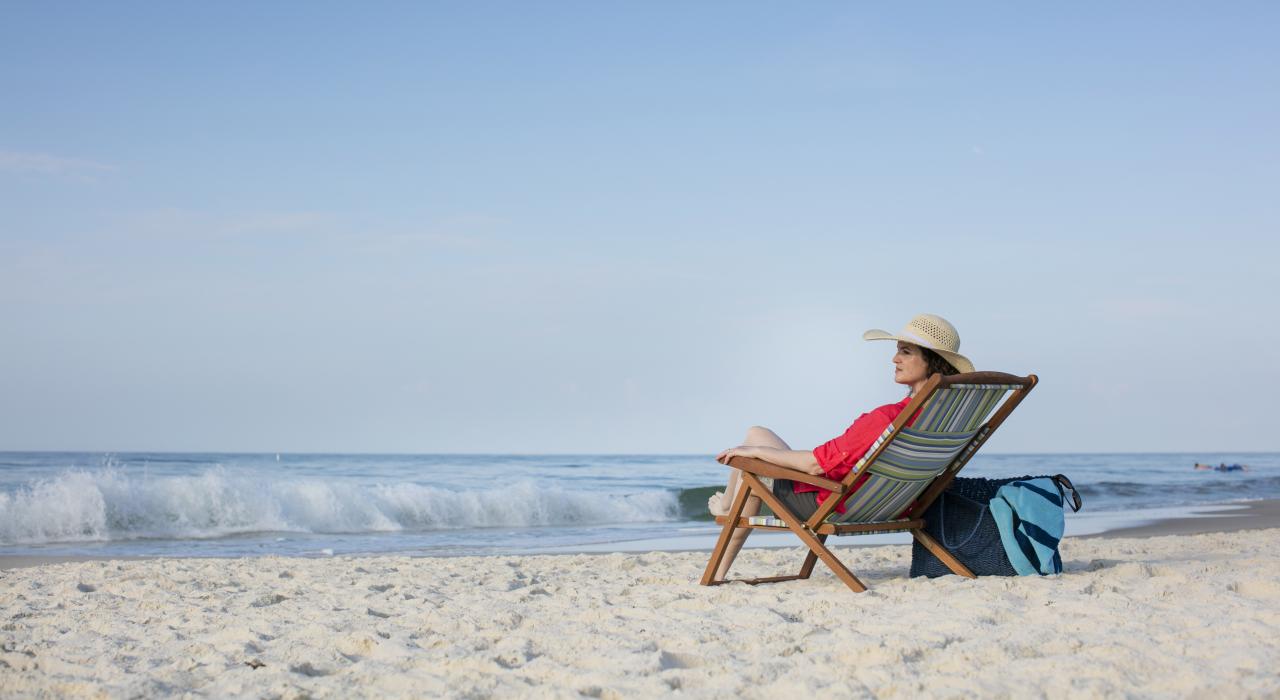 在阿拉巴马州格尔夫海岸的白沙滩上的躺椅上放松