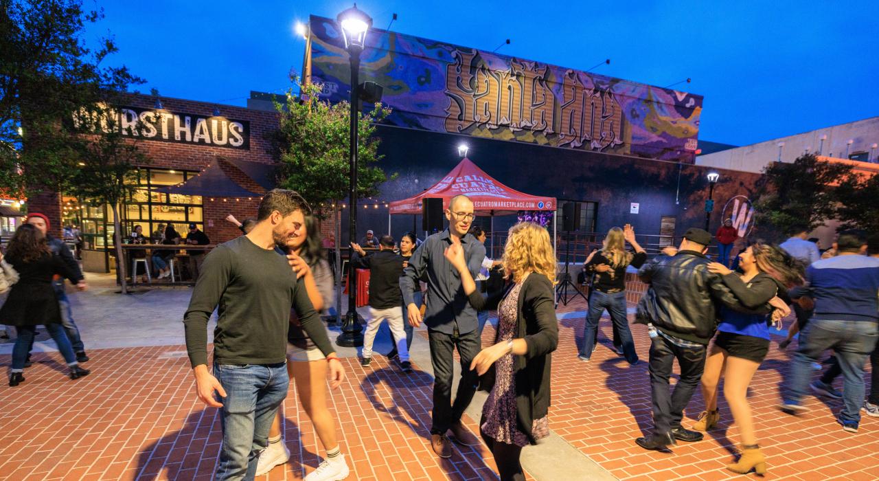 当地热门活动“街头舞会”的欢庆之夜