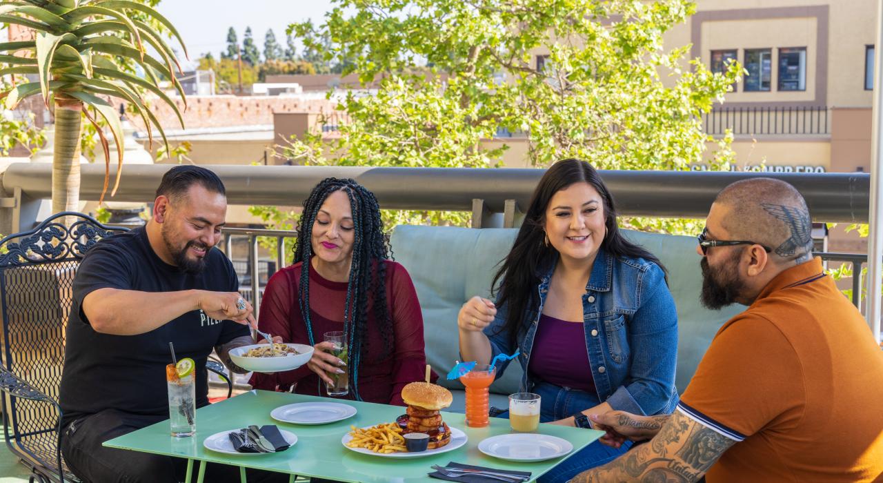 伴着屋顶美景品味 Native Son OC 鸡尾酒吧的精酿鸡尾酒和开胃小菜