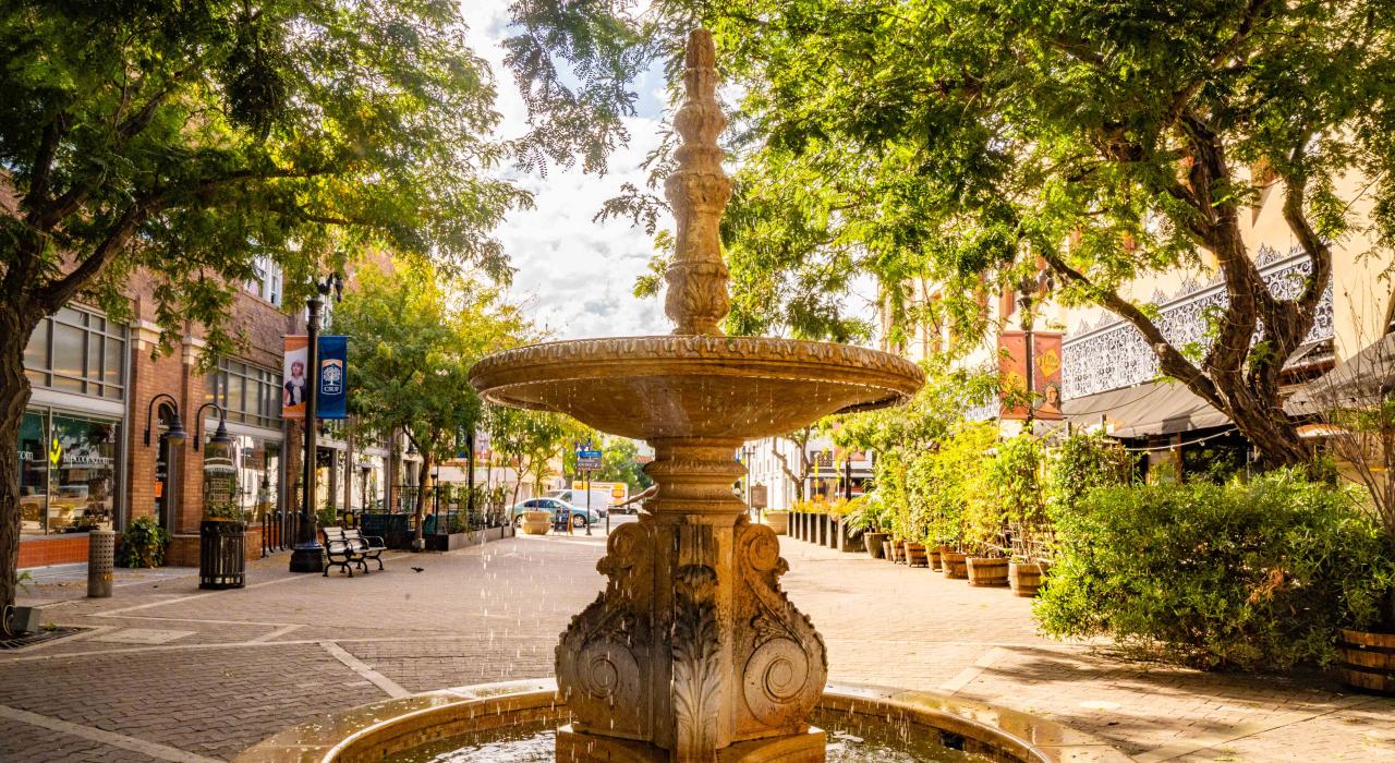 美丽的 Chitarrini 喷泉欢迎游客来到这座充满艺术气息的城市