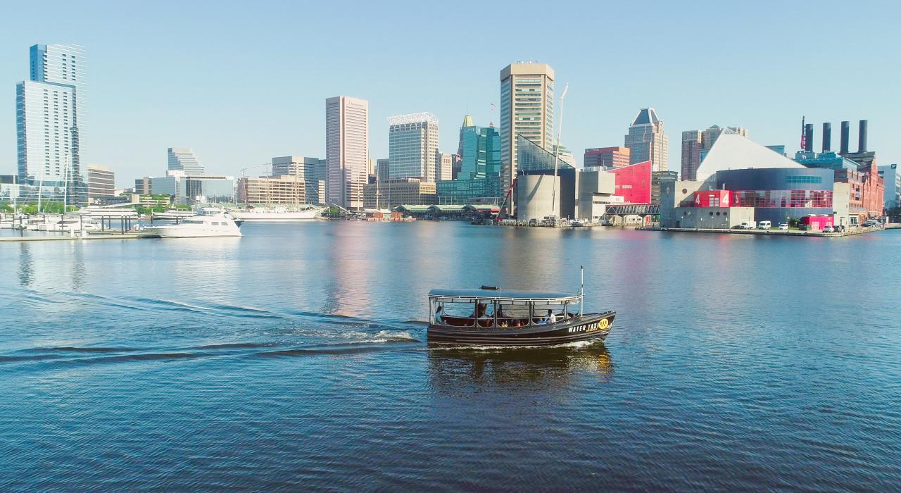 一辆水上巴士在马里兰州巴尔的摩的内港巡游