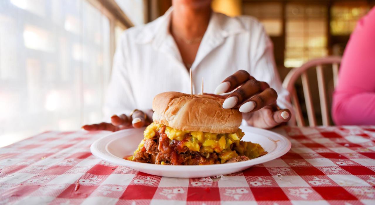 在当地餐厅 Payne's Bar-B-Que 品味孟菲斯风味烧烤