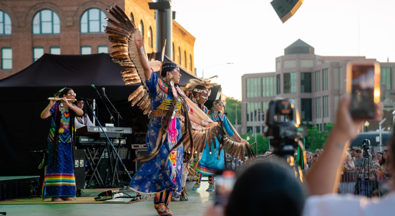 Levitt at the Falls 户外音乐会场馆的现场音乐表演