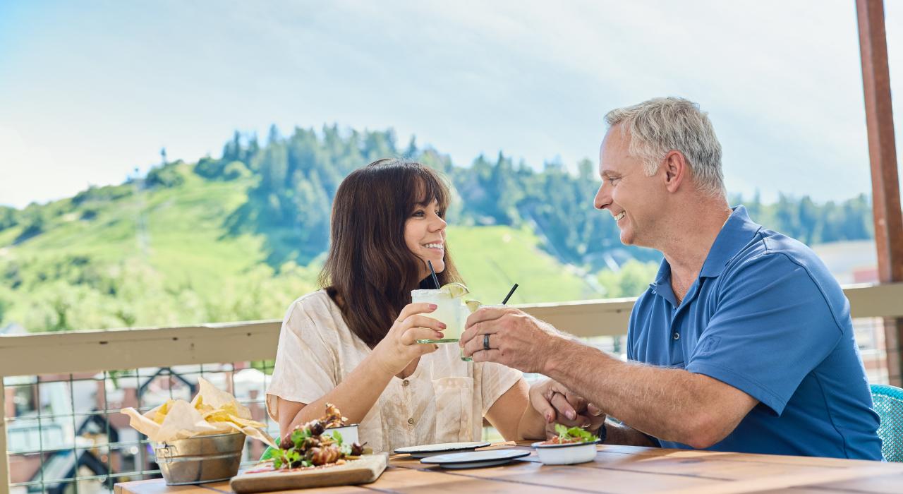 在 Salt & Lime 餐厅露天享用美食并欣赏美景