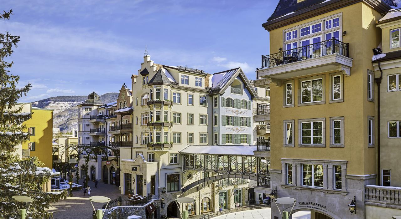 下榻位于狮头村 (Lionshead Village) 韦尔广场的阿拉贝尔豪华度假酒店