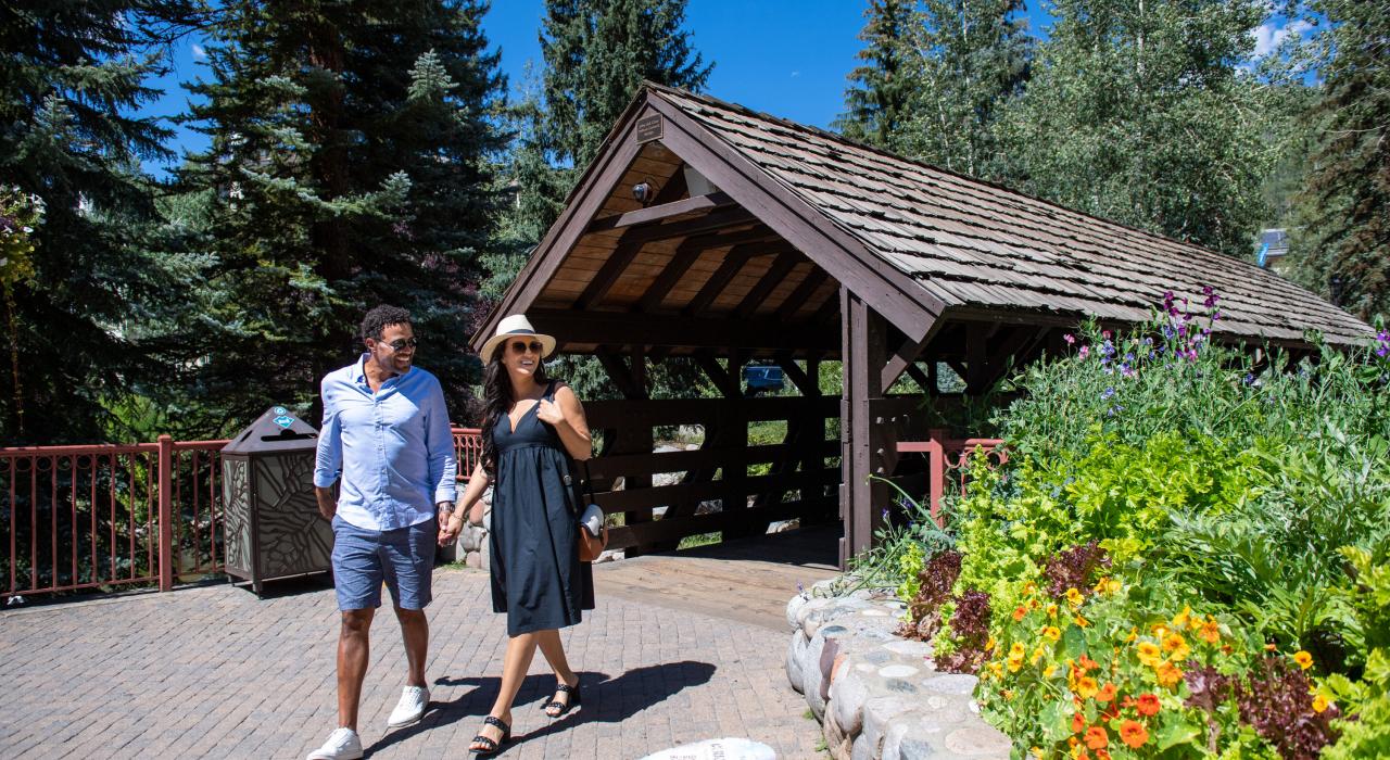 在韦尔村沐浴明媚阳光