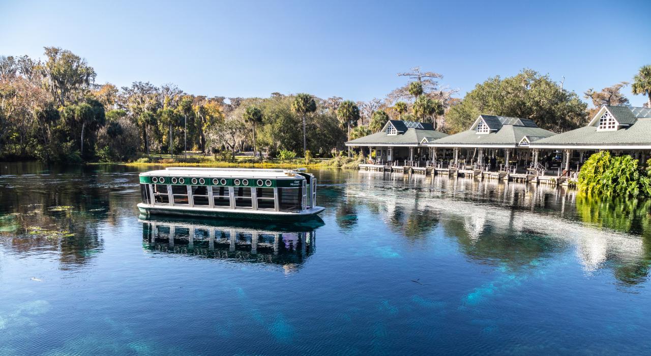 乘坐标志性玻璃底游船观赏银泉