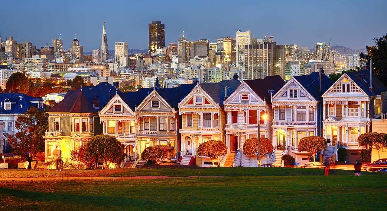Las famosas casas "damas pintadas" en Alamo Square en San Francisco, California