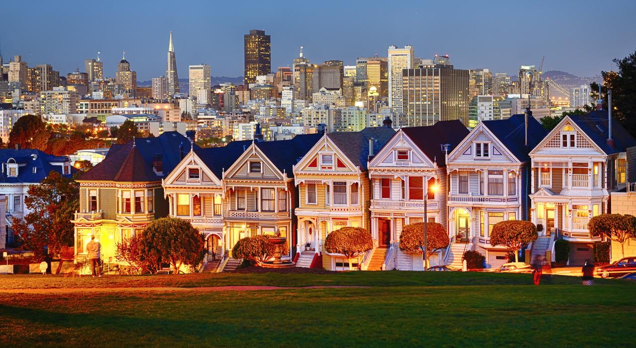  カリフォルニア州サンフランシスコのアラモスクエアの有名な家並み「ペインテッドレディ」