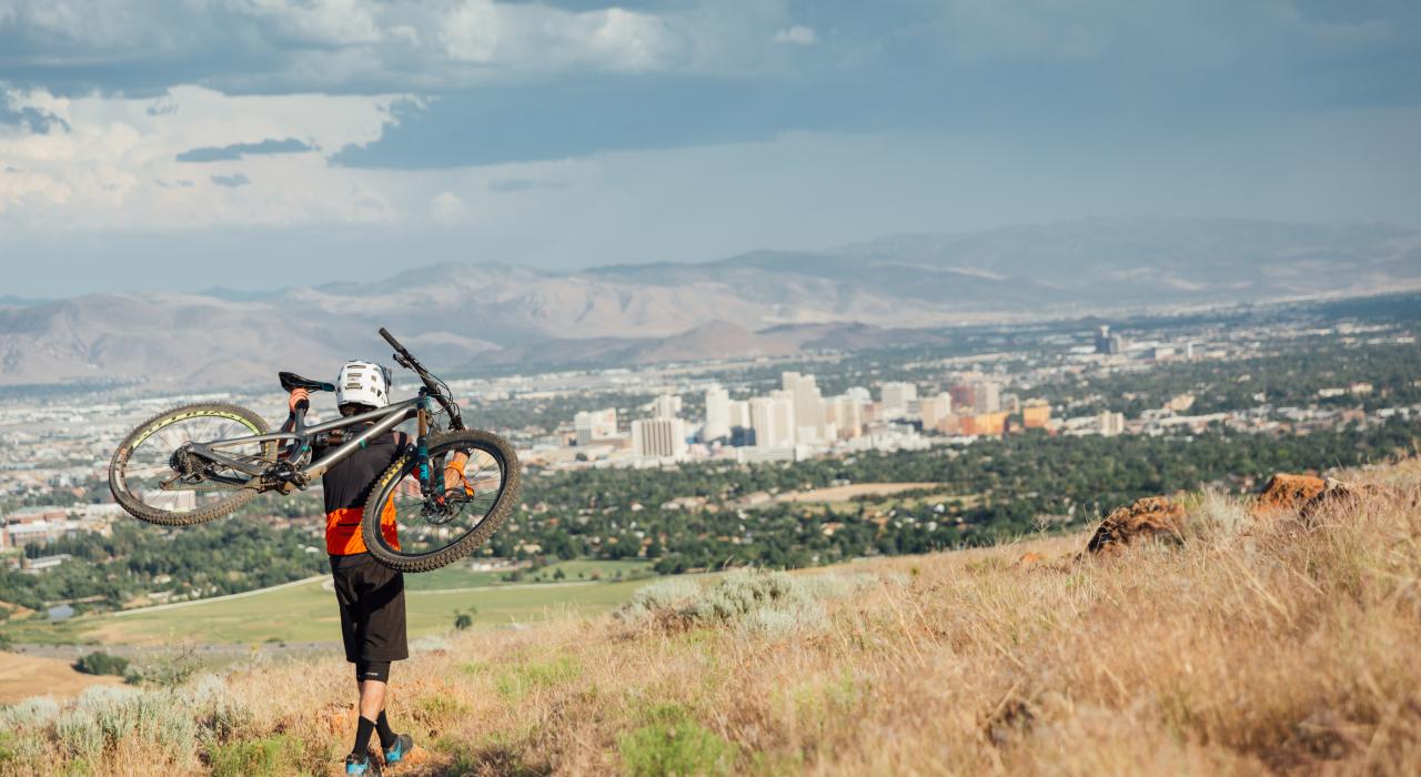 在 Peavine 山骑行途中，眺望远处的城市风光