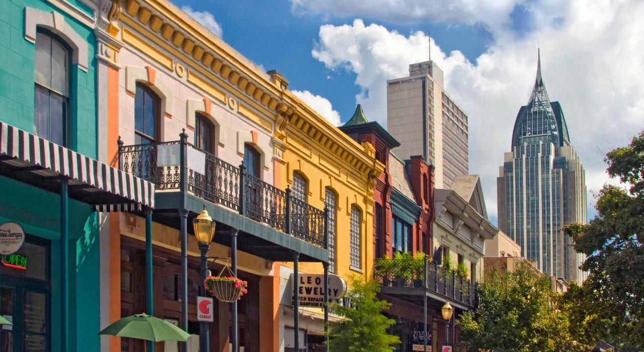 莫比尔市中心历史悠久的多芬街，色彩缤纷的建筑林立街头