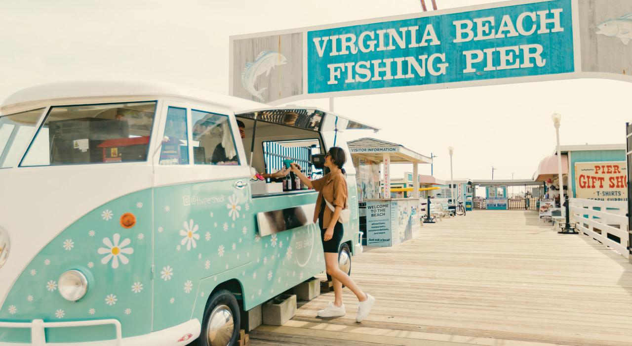 弗吉尼亚海滩渔码头上林立着色彩明艳的商店和美食餐车