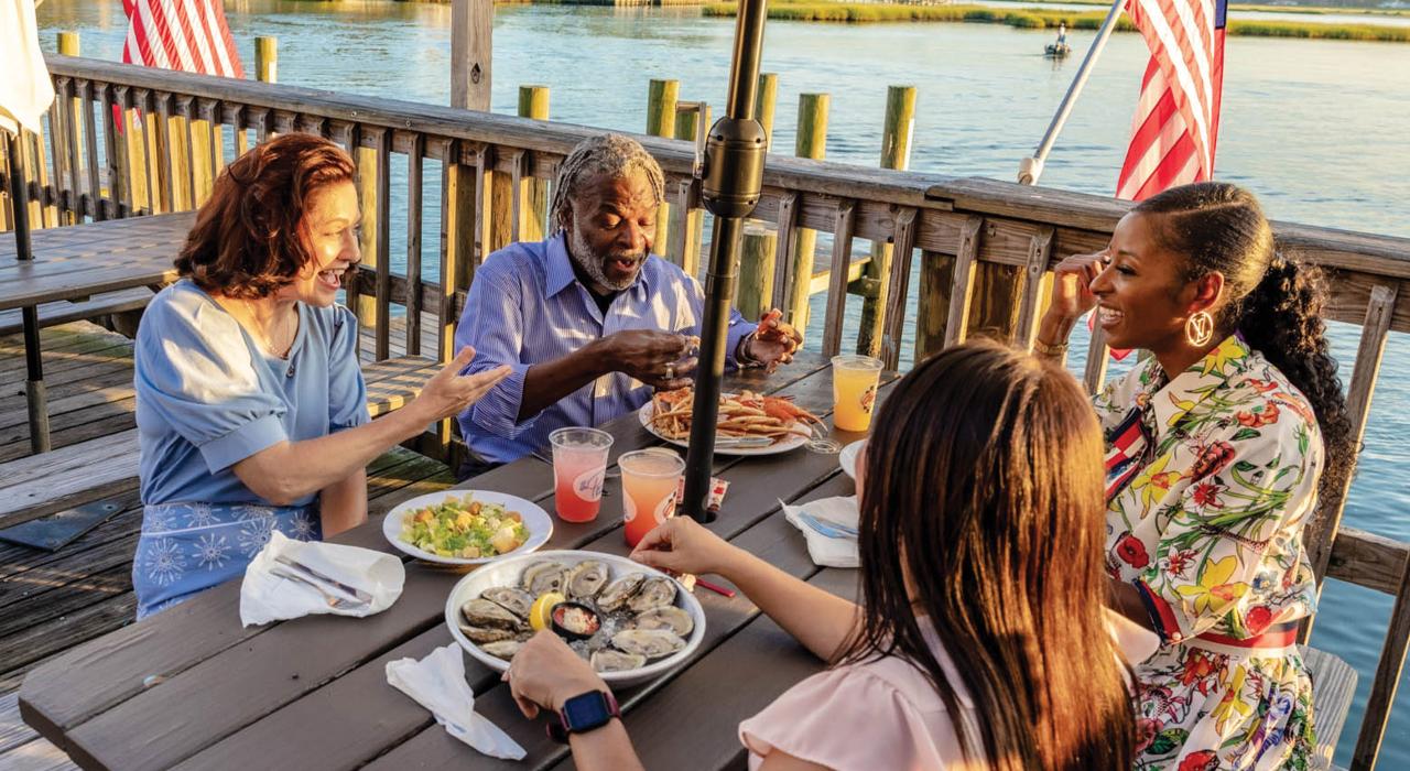 在海滨享用新鲜牡蛎