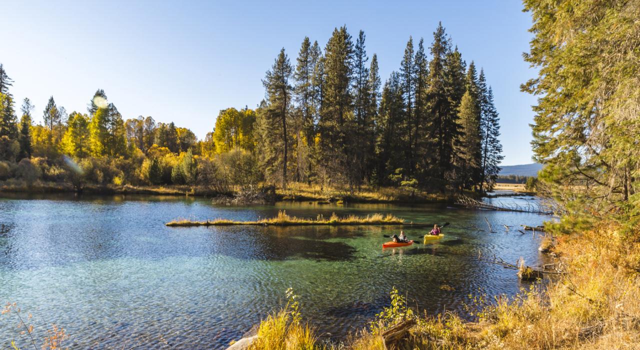 在俄勒冈州克拉马斯堡附近的 J. F. 金博尔州立公园划皮艇