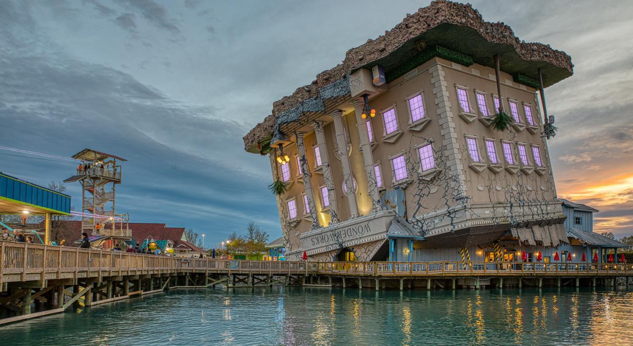 奇妙工厂室内主题公园坐落于海滩百老汇娱乐区