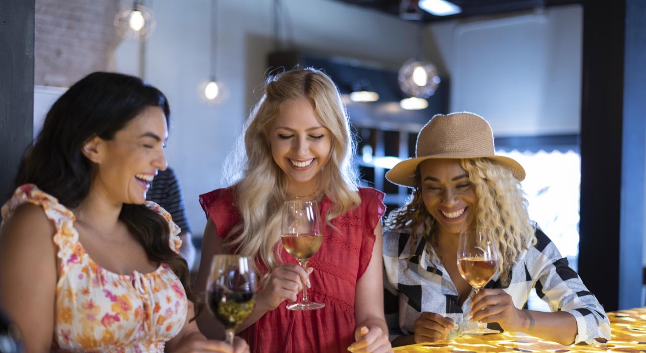 在都市品酒路线 (Urban Wine Trail) 的众多站点中选择其一品酌当地葡萄酒