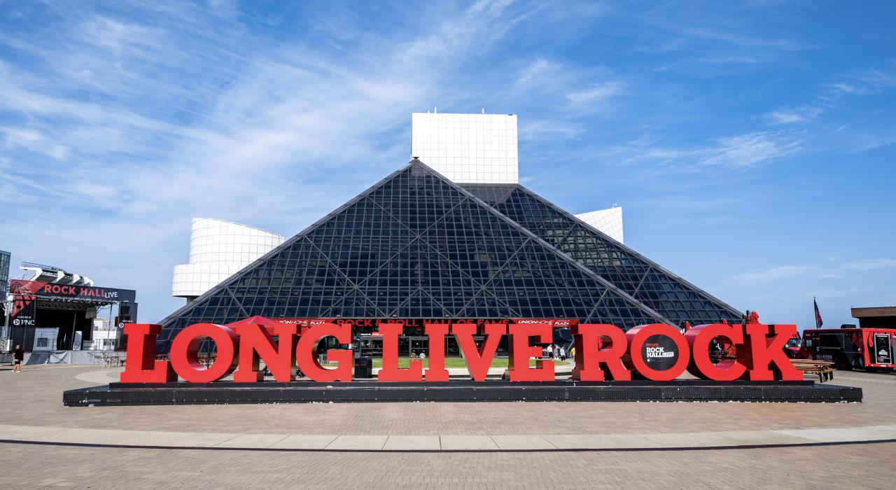 À l’extérieur du Rock and Roll Hall of Fame, avant de découvrir les événements qui ont marqué le monde de la musique