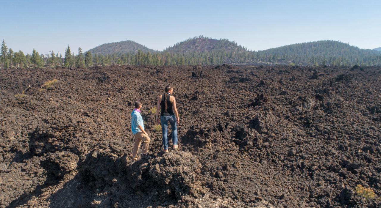 在俄勒冈州拉派恩附近的纽贝里国家火山纪念地欣赏熔岩流奇观