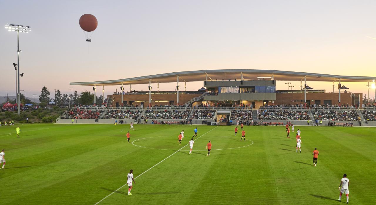 橙县足球俱乐部在 Great Park 公园举行比赛